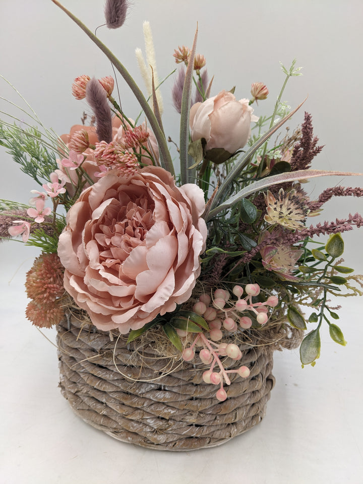 Frühlingsgesteck Pfingstrose Gräser rosa