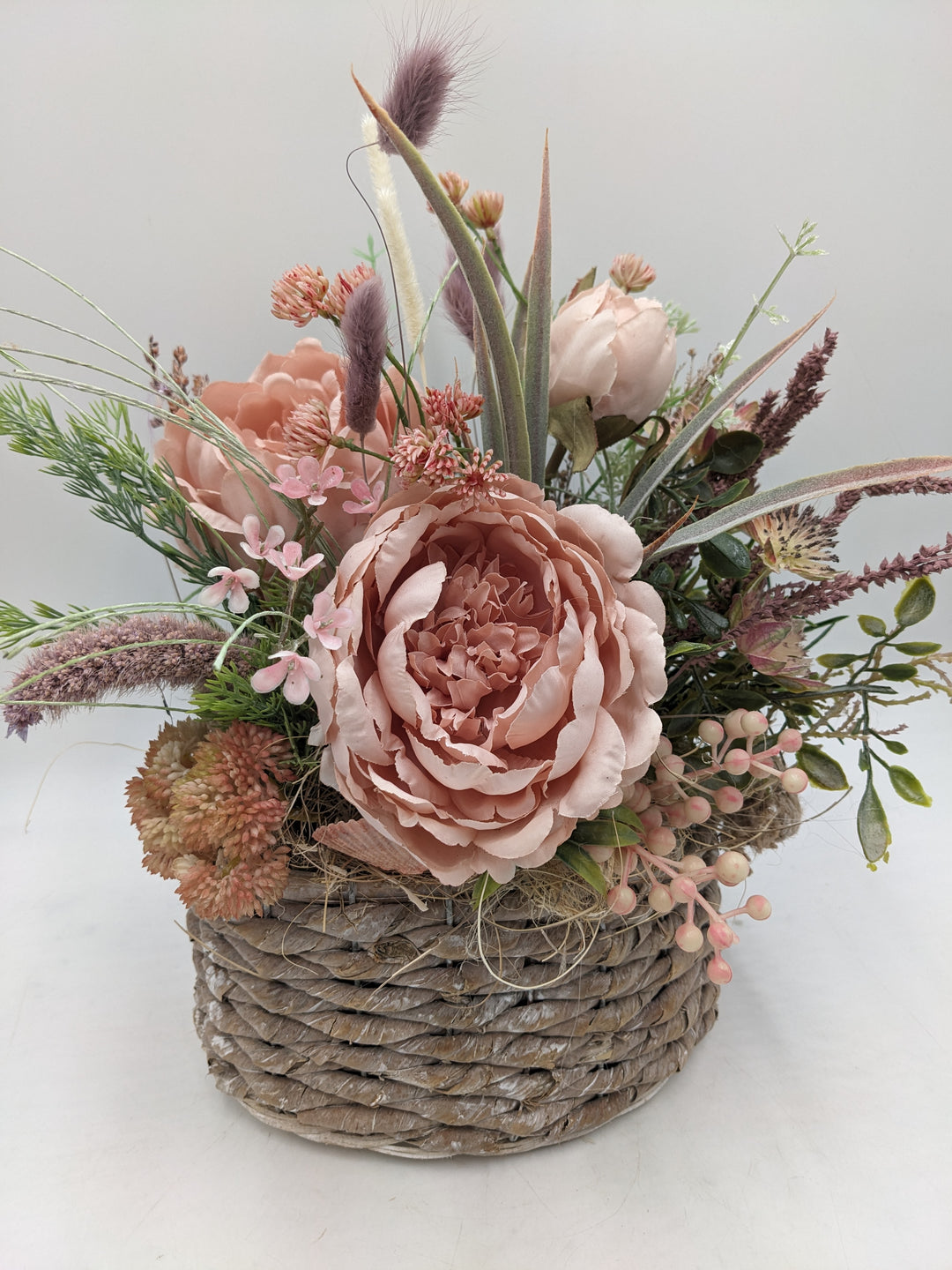 Frühlingsgesteck Pfingstrose Gräser rosa