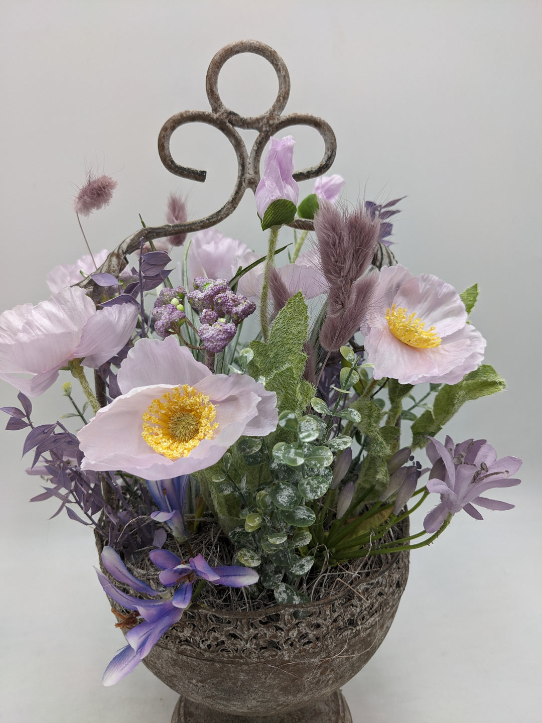 Frühlingsgesteck Gräser lila mauve