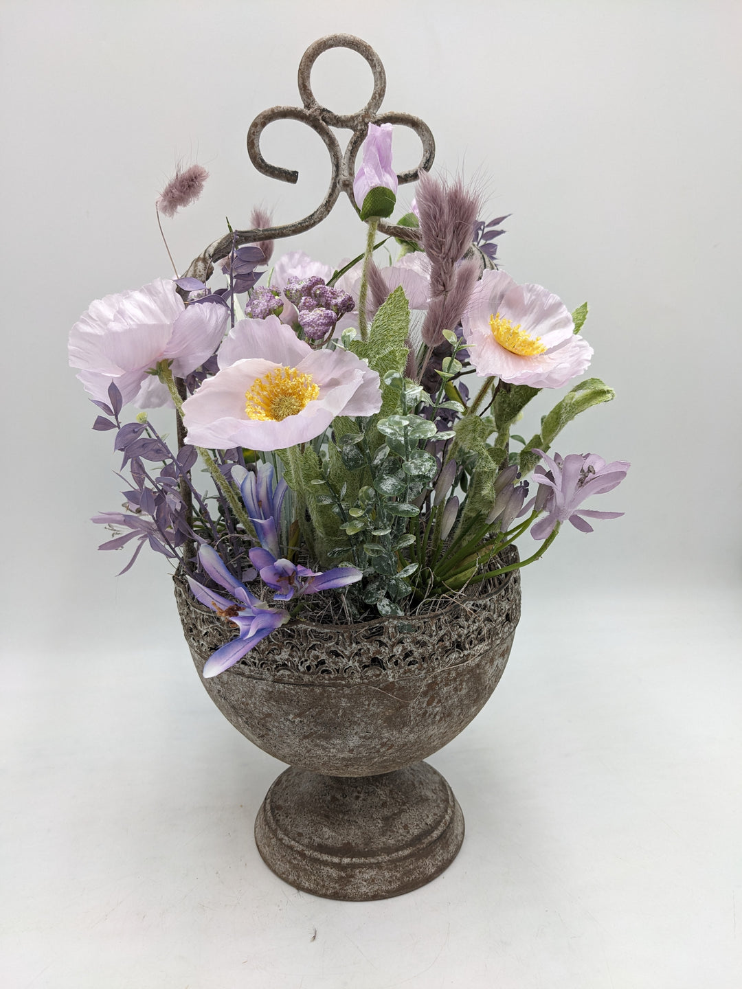 Frühlingsgesteck Gräser lila mauve