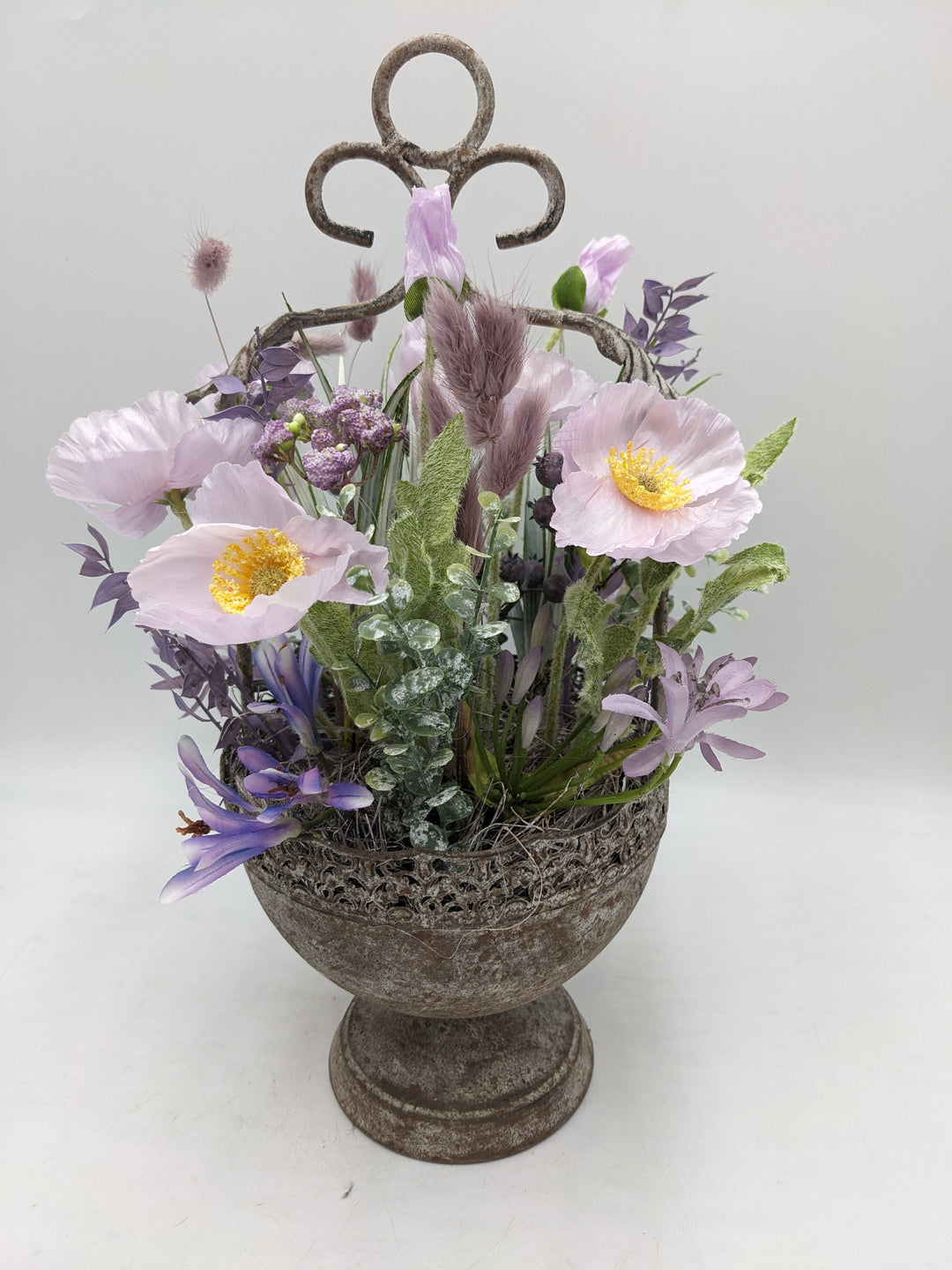 Frühlingsgesteck Gräser lila mauve