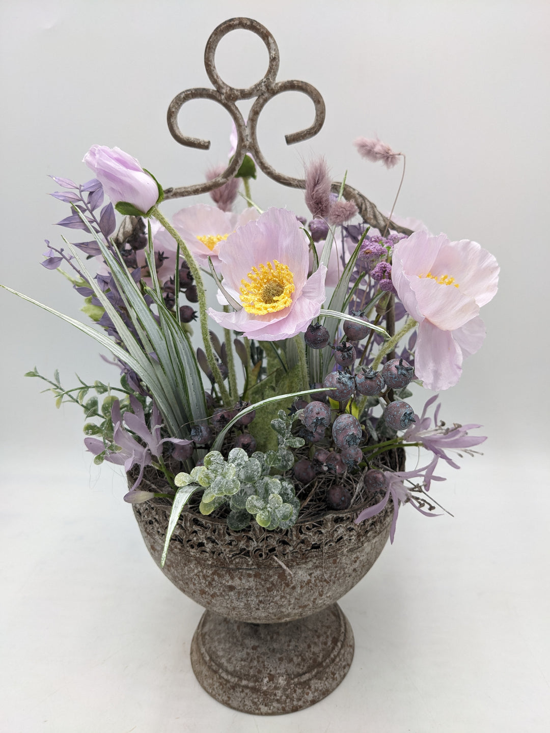 Frühlingsgesteck Gräser lila mauve
