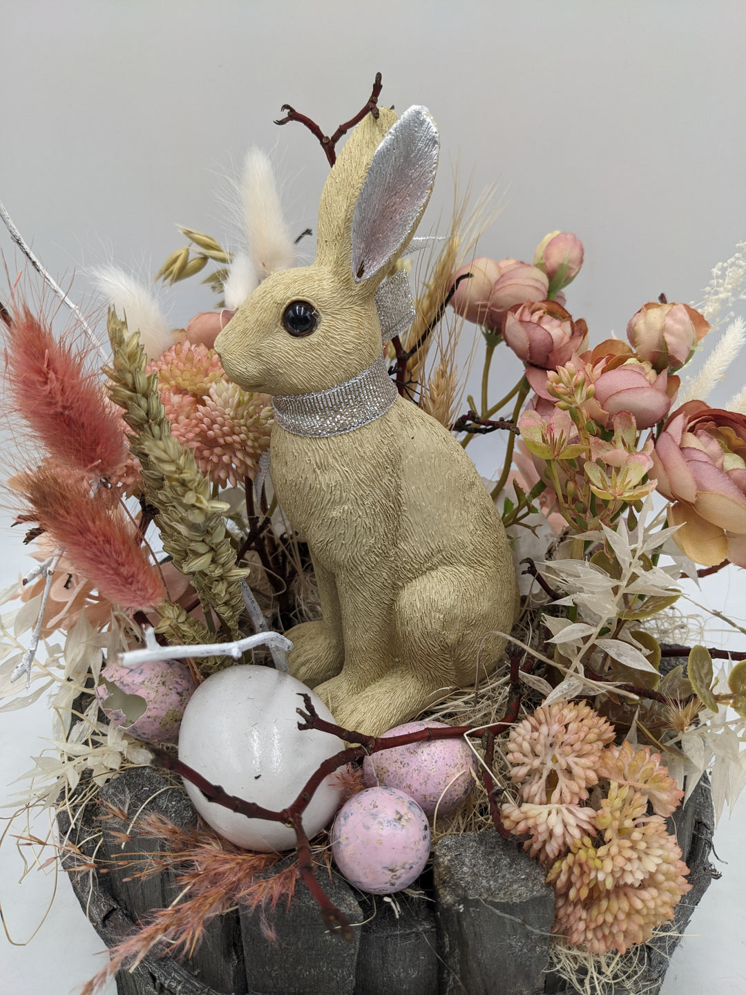 Ostergesteck Frühlingsgesteck Hase Ranunkeln rosa creme