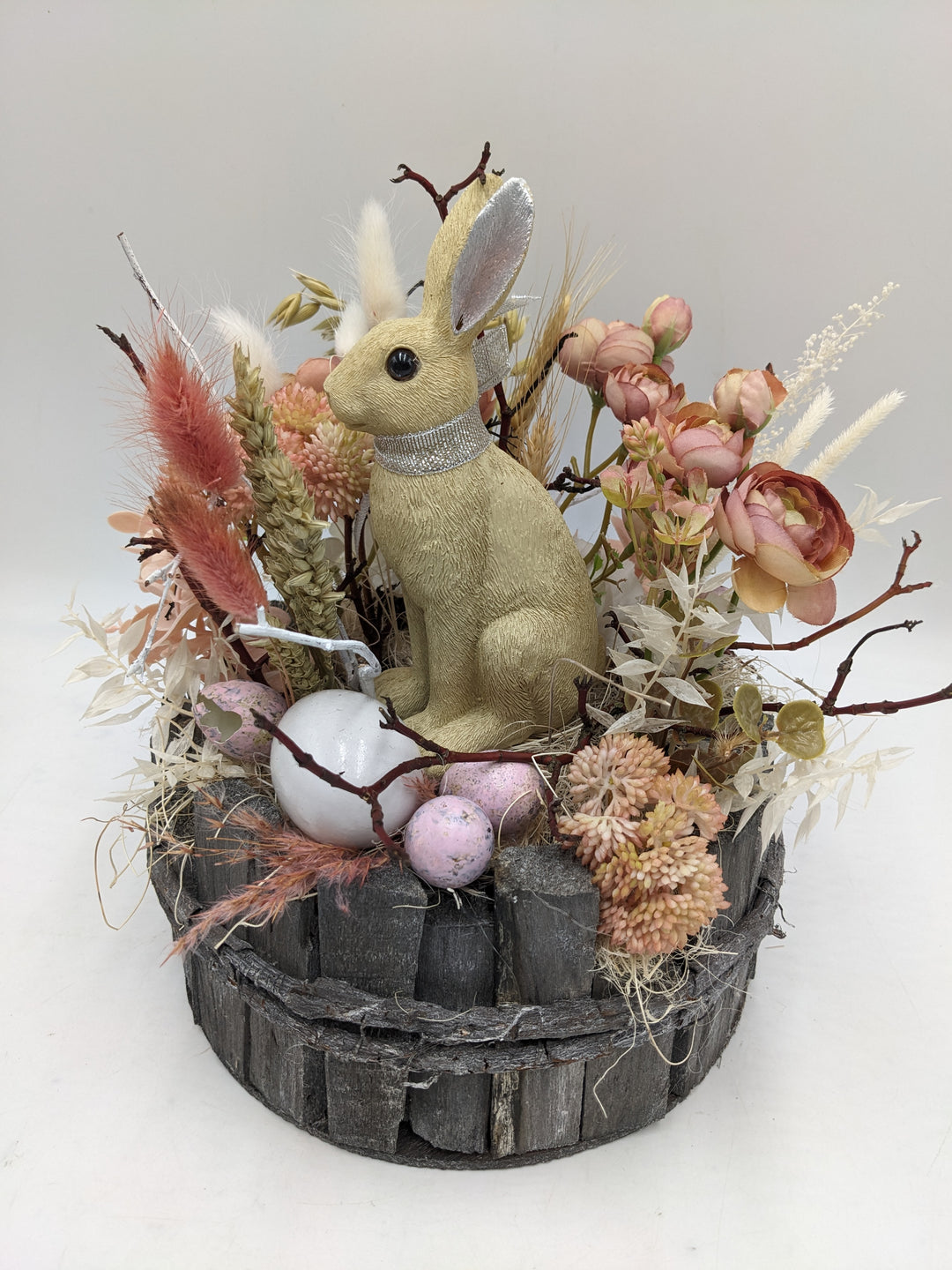 Ostergesteck Frühlingsgesteck Hase Ranunkeln rosa creme