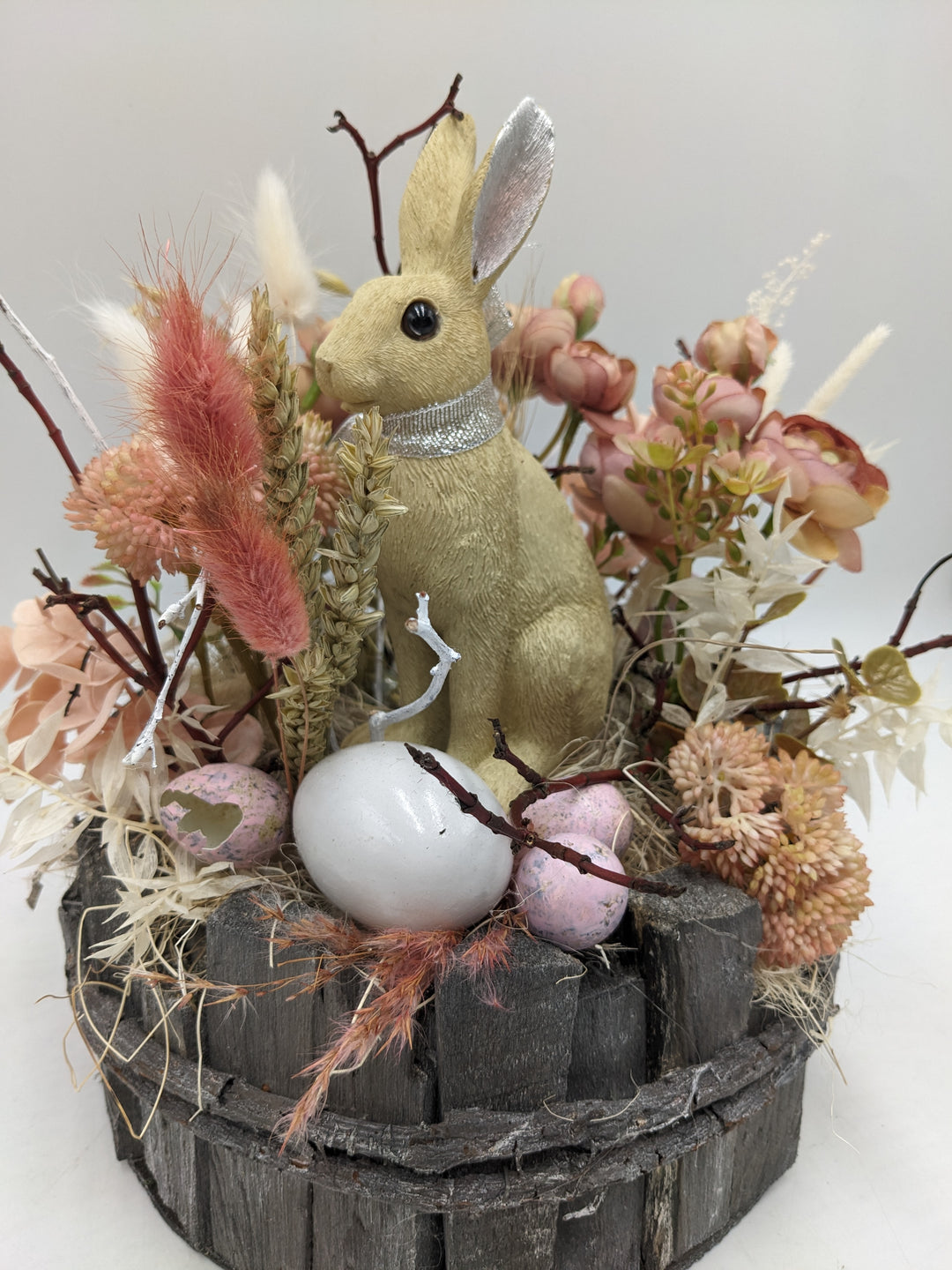 Ostergesteck Frühlingsgesteck Hase Ranunkeln rosa creme