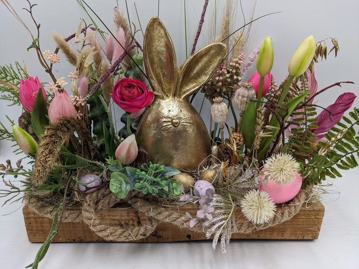 Ostergesteck Frühlingsgesteck Hase Tulpen LED gold