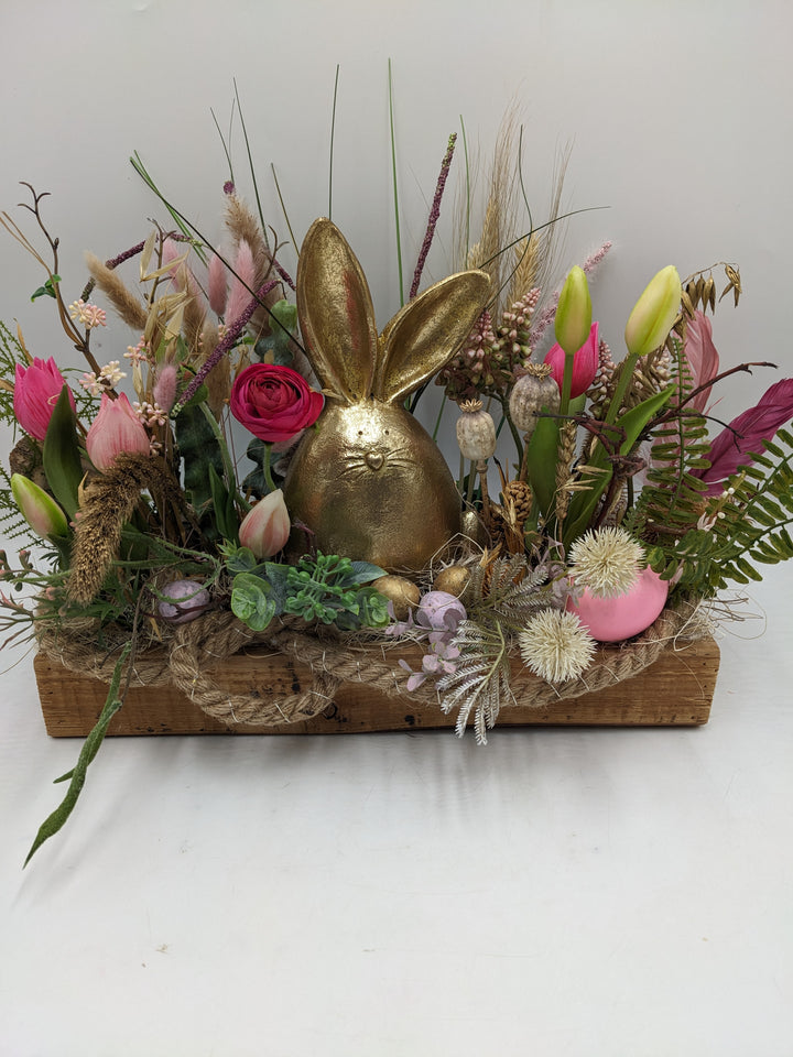 Ostergesteck Frühlingsgesteck Hase Tulpen LED gold