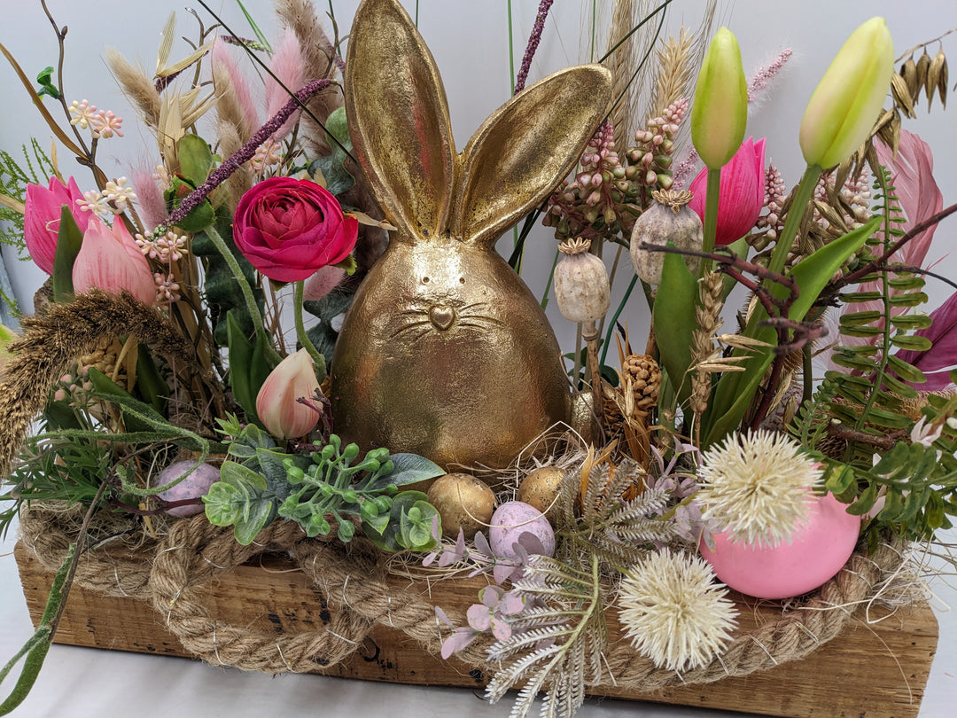 Ostergesteck Frühlingsgesteck Hase Tulpen LED gold