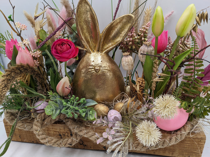 Ostergesteck Frühlingsgesteck Hase Tulpen LED gold
