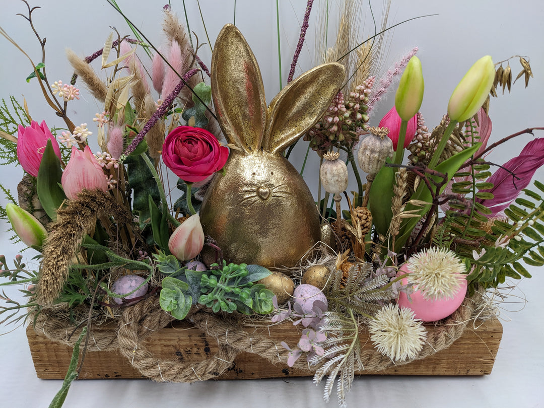 Ostergesteck Frühlingsgesteck Hase Tulpen LED gold