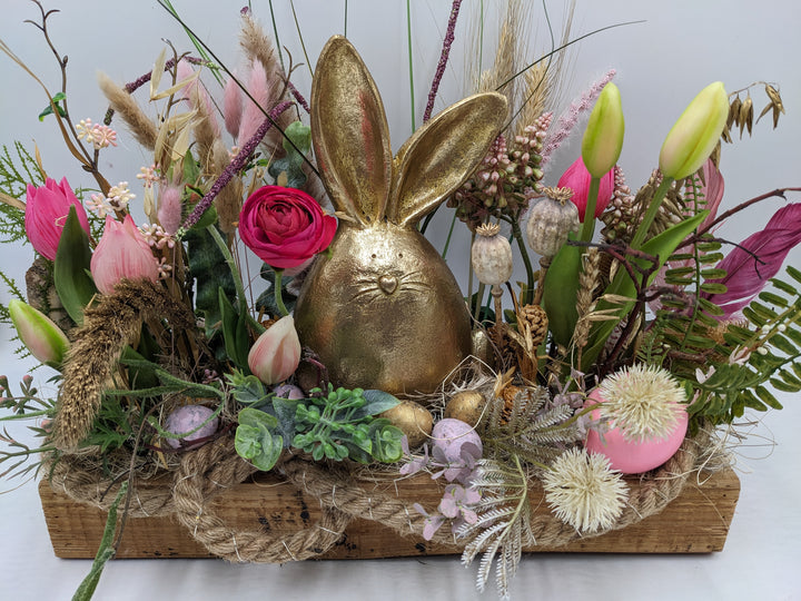 Ostergesteck Frühlingsgesteck Hase Tulpen LED gold