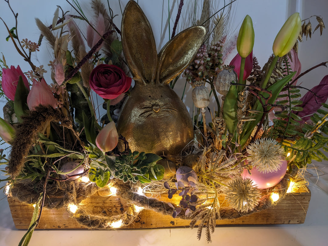 Ostergesteck Frühlingsgesteck Hase Tulpen LED gold