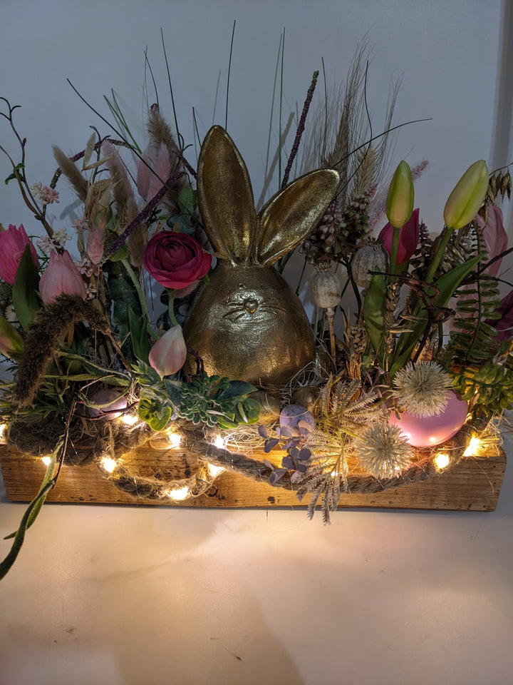 Ostergesteck Frühlingsgesteck Hase Tulpen LED gold