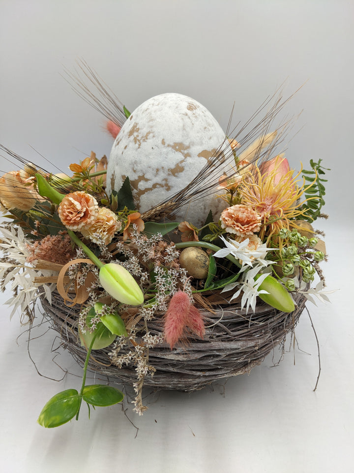 Ostergesteck Frühlingsgesteck Nest Ei Gräser apricote