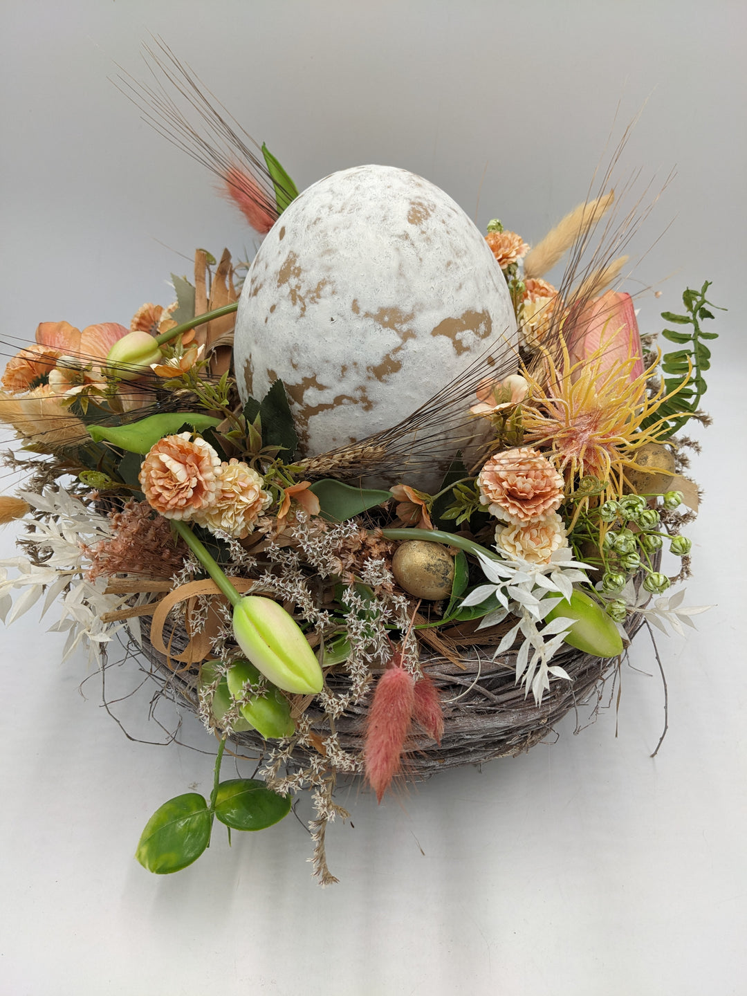Ostergesteck Frühlingsgesteck Nest Ei Gräser apricote