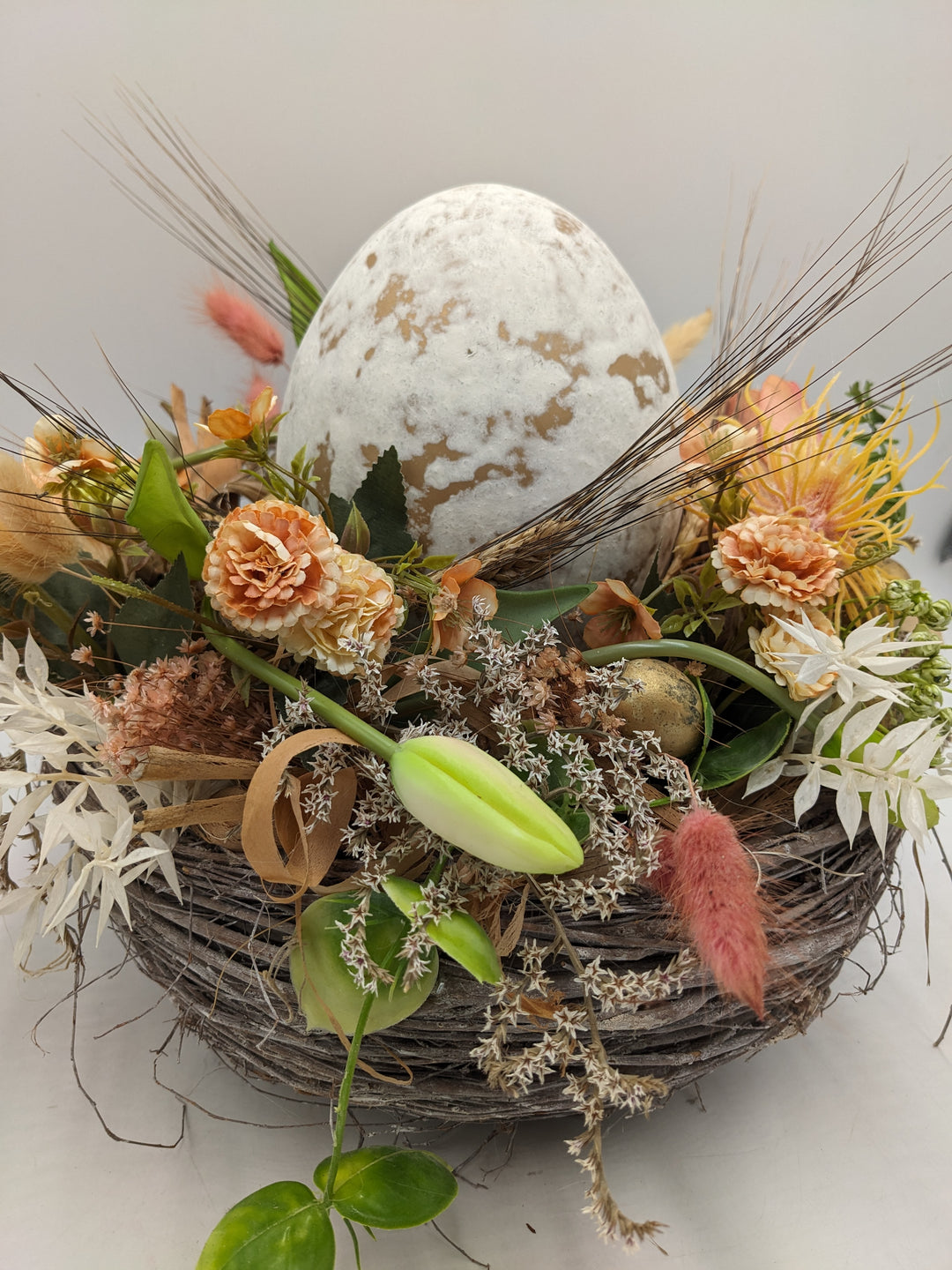 Ostergesteck Frühlingsgesteck Nest Ei Gräser apricote