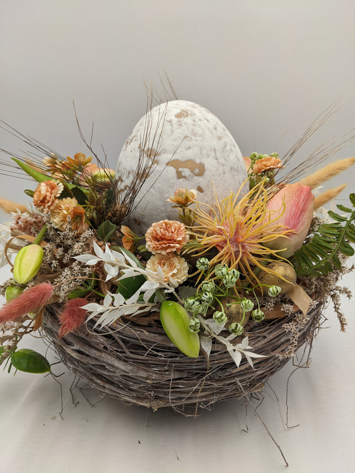 Ostergesteck Frühlingsgesteck Nest Ei Gräser apricote