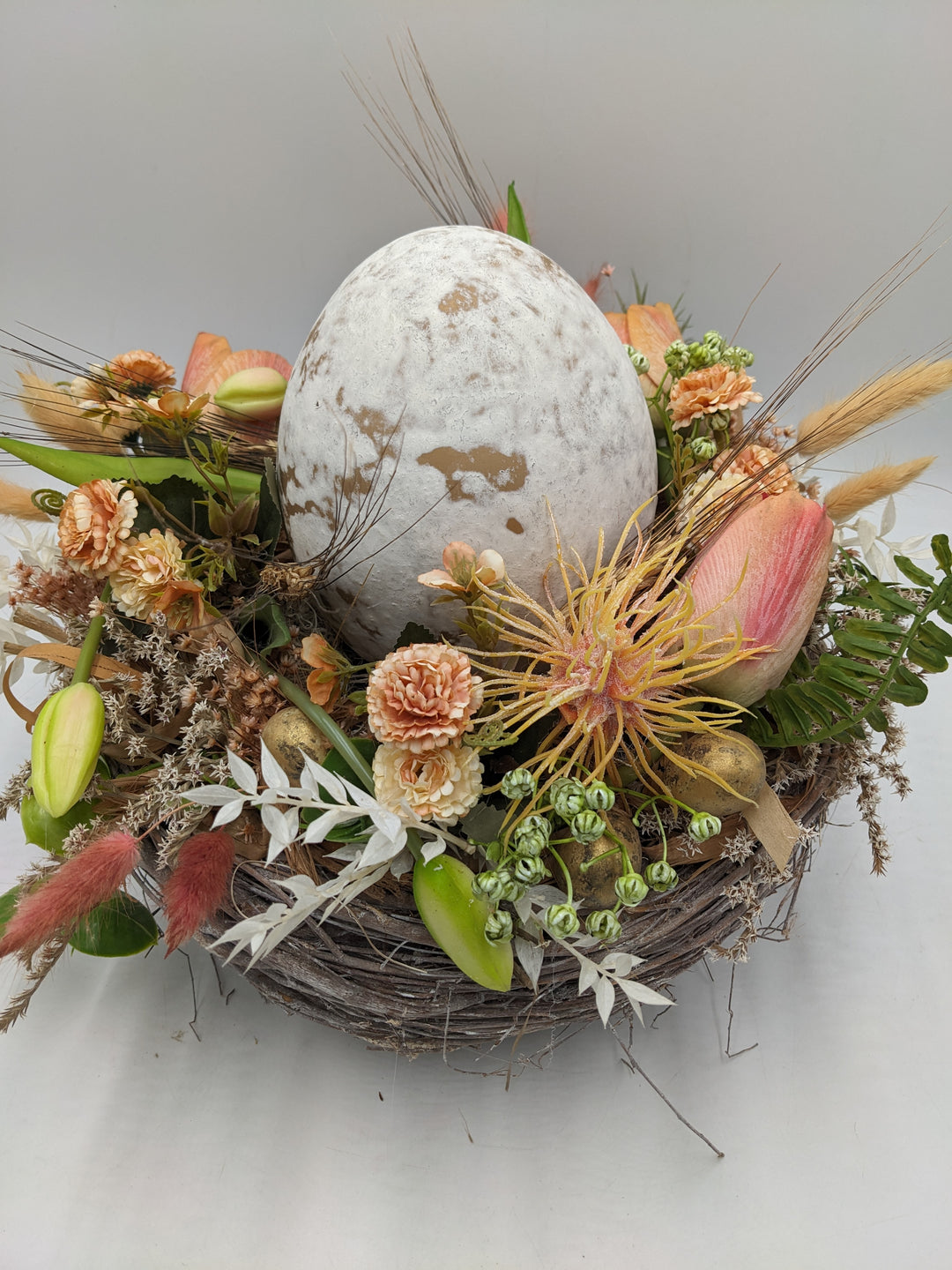 Ostergesteck Frühlingsgesteck Nest Ei Gräser apricote