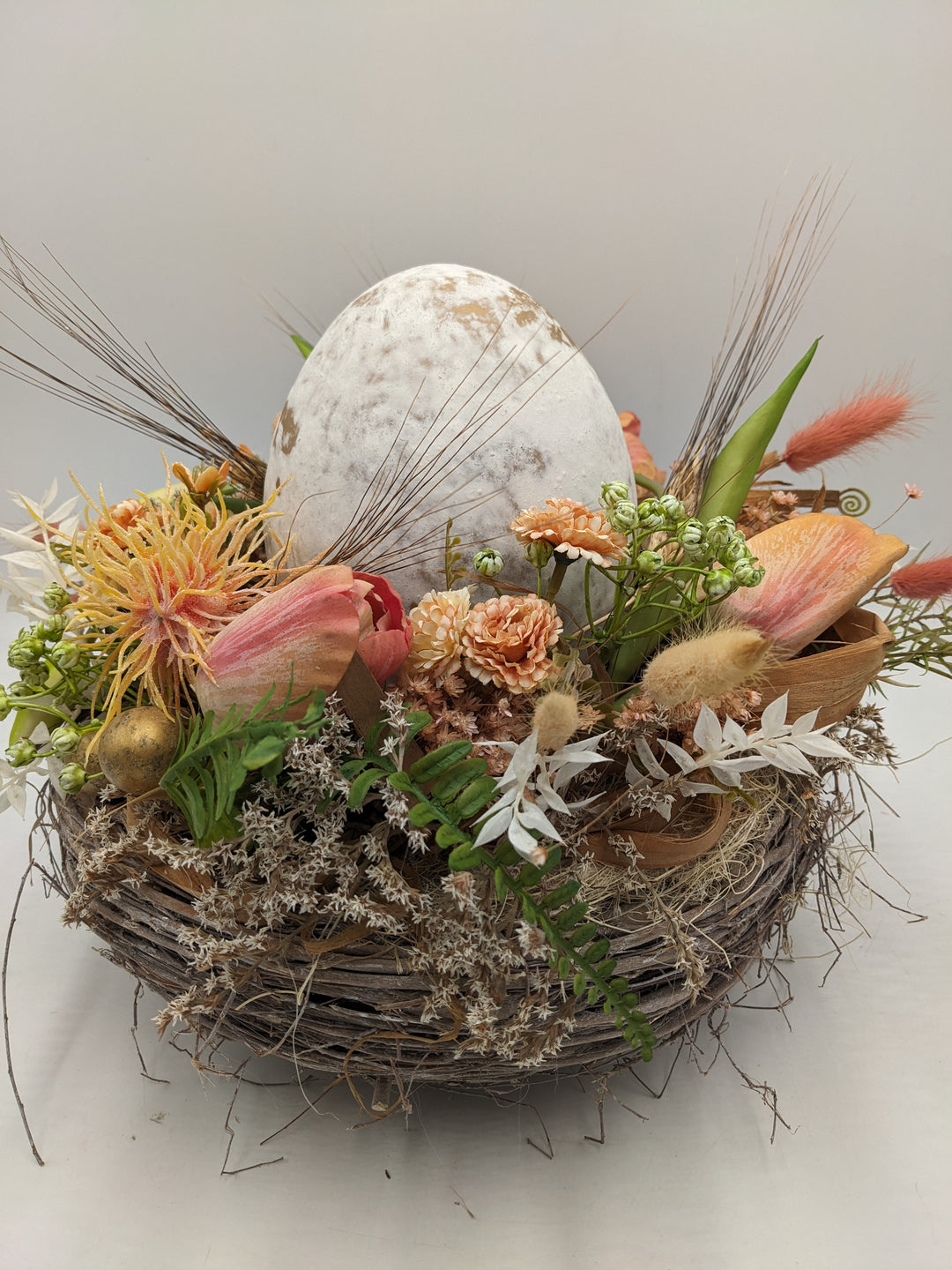 Ostergesteck Frühlingsgesteck Nest Ei Gräser apricote