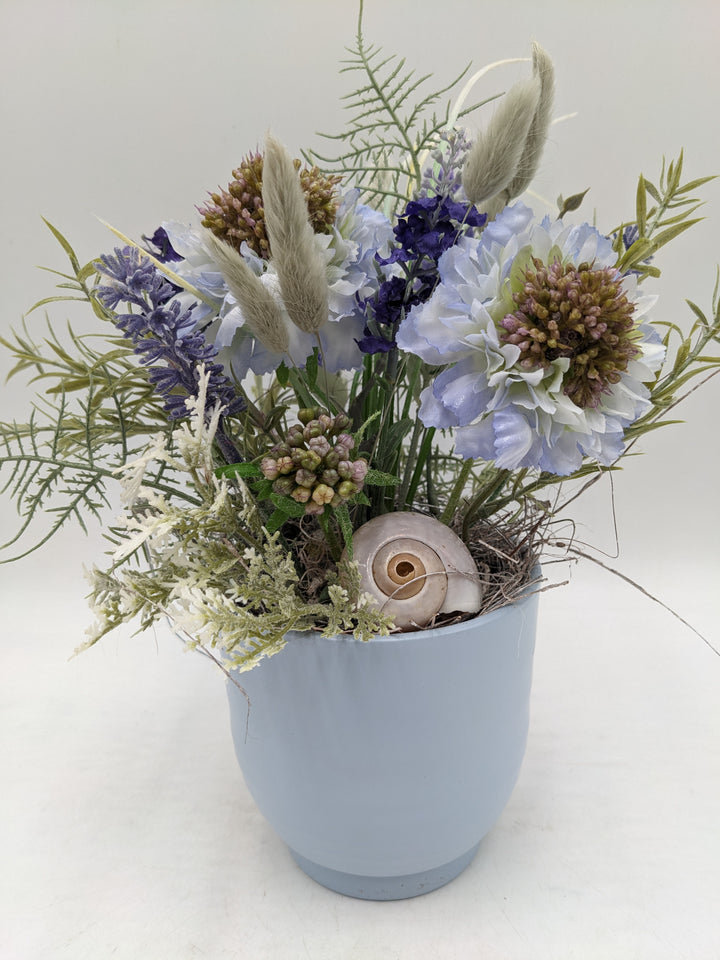 Frühlingsgesteck Gräser Schnecke blau lila