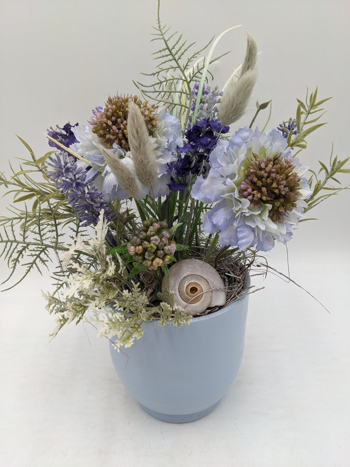 Frühlingsgesteck Gräser Schnecke blau lila