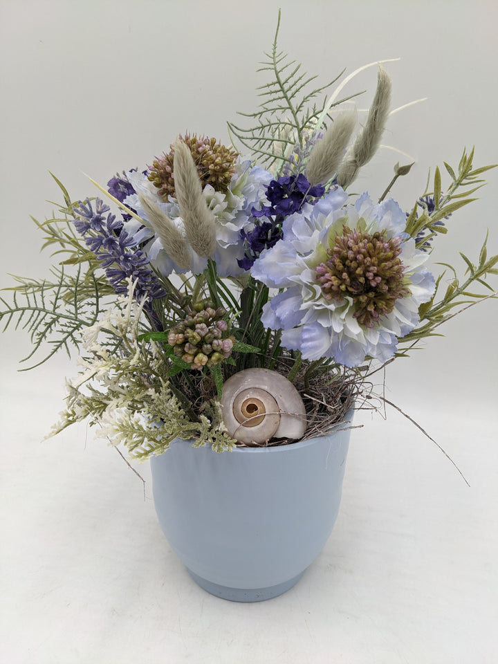 Frühlingsgesteck Gräser Schnecke blau lila