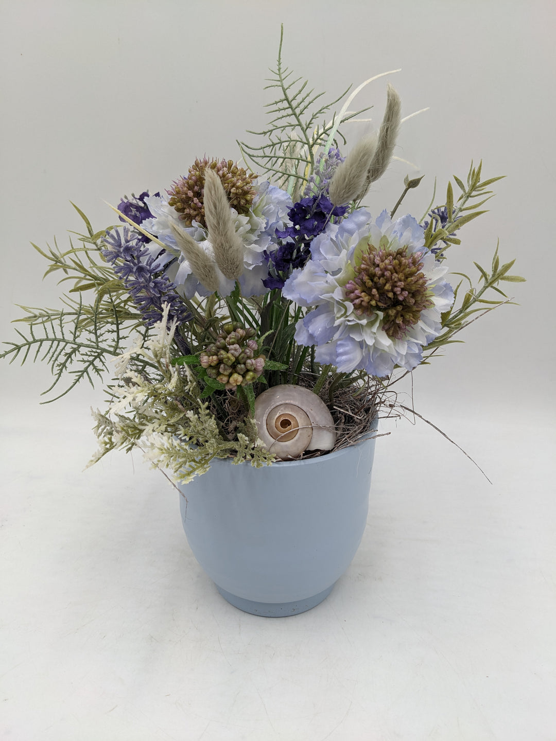 Frühlingsgesteck Gräser Schnecke blau lila