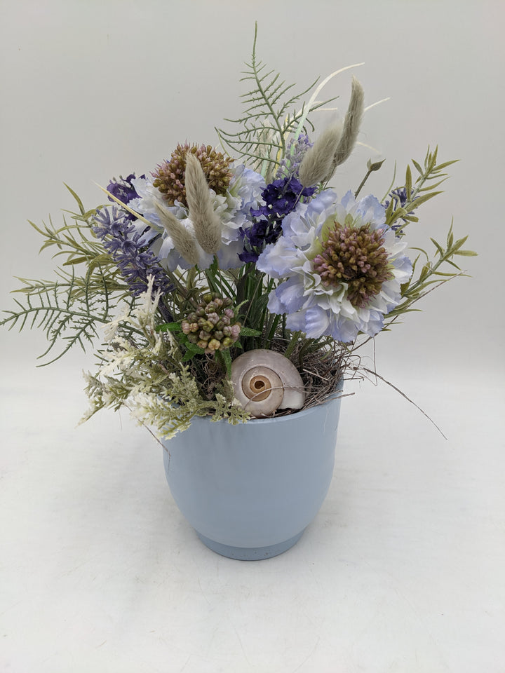 Frühlingsgesteck Gräser Schnecke blau lila