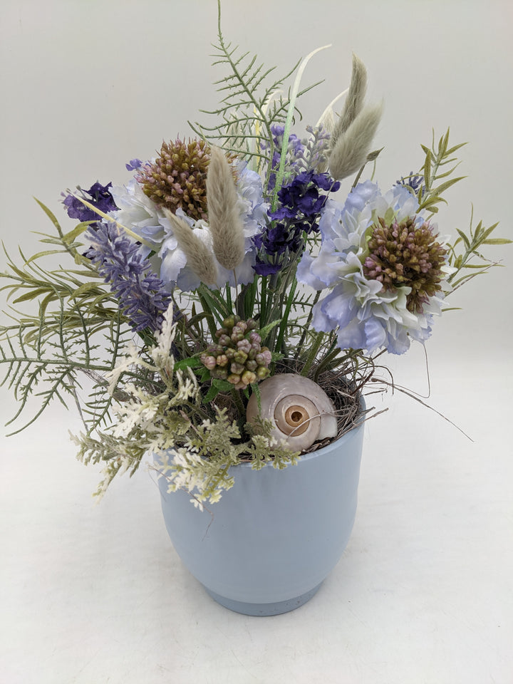 Frühlingsgesteck Gräser Schnecke blau lila