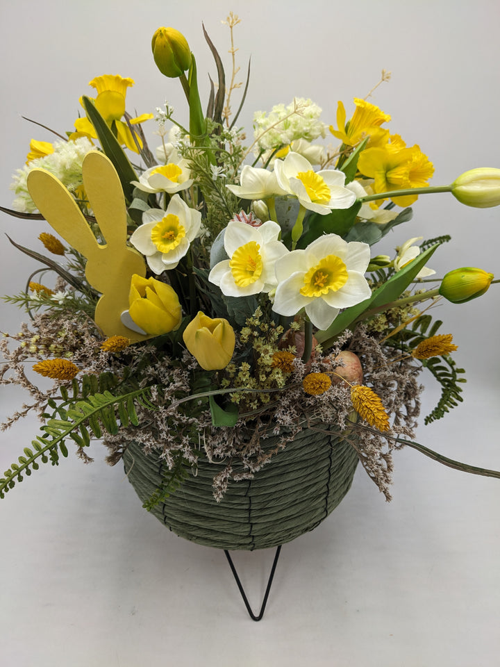 Ostergesteck Frühlingsgesteck Narzissen Tulpen gelb
