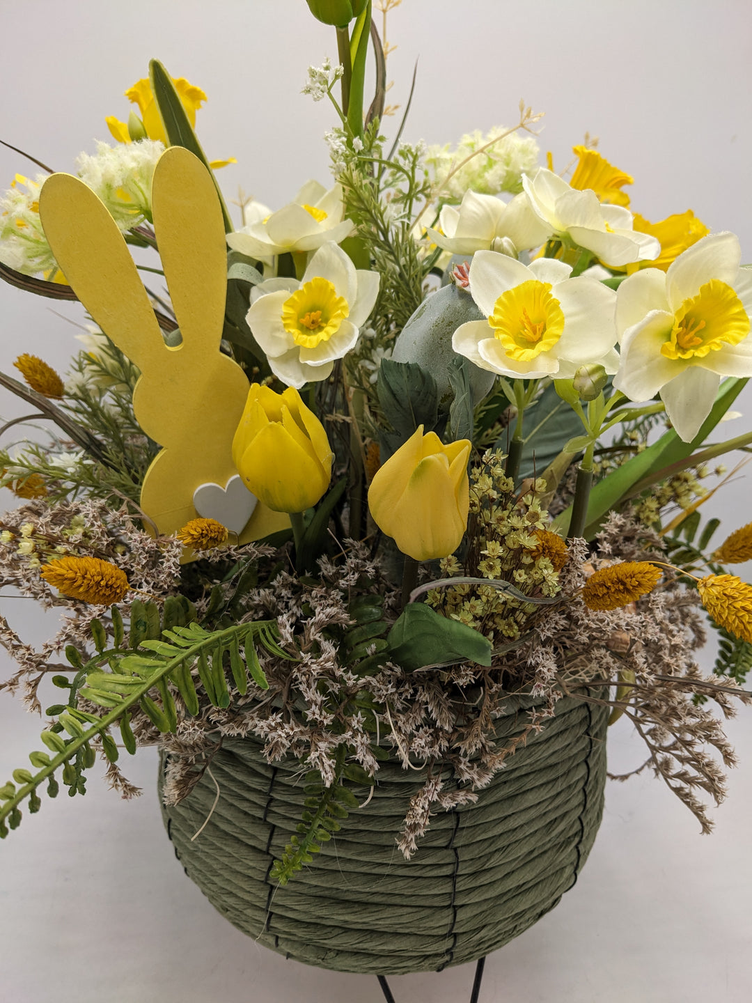 Ostergesteck Frühlingsgesteck Narzissen Tulpen gelb