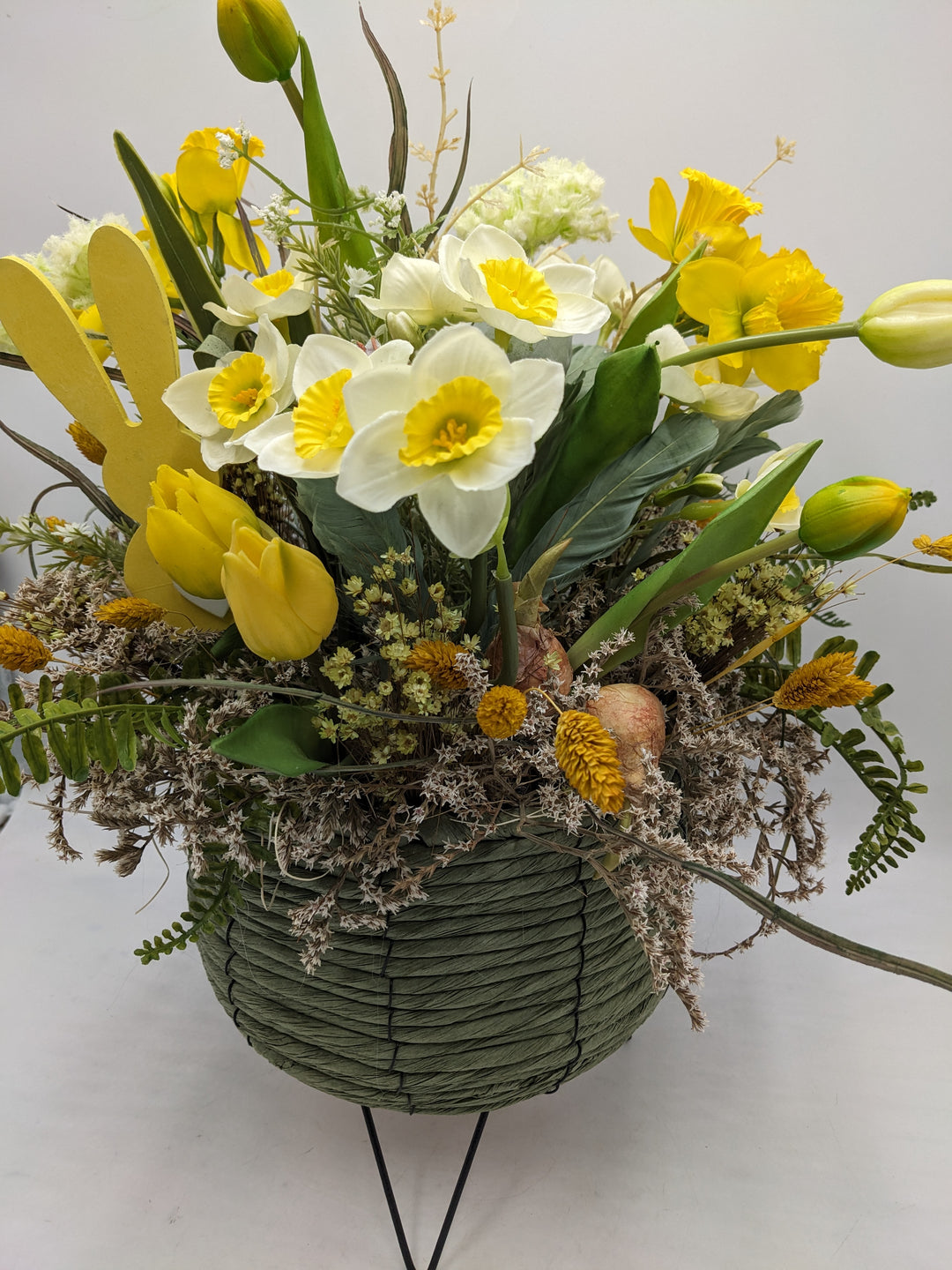 Ostergesteck Frühlingsgesteck Narzissen Tulpen gelb