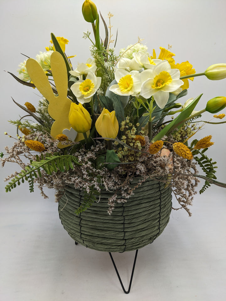 Ostergesteck Frühlingsgesteck Narzissen Tulpen gelb