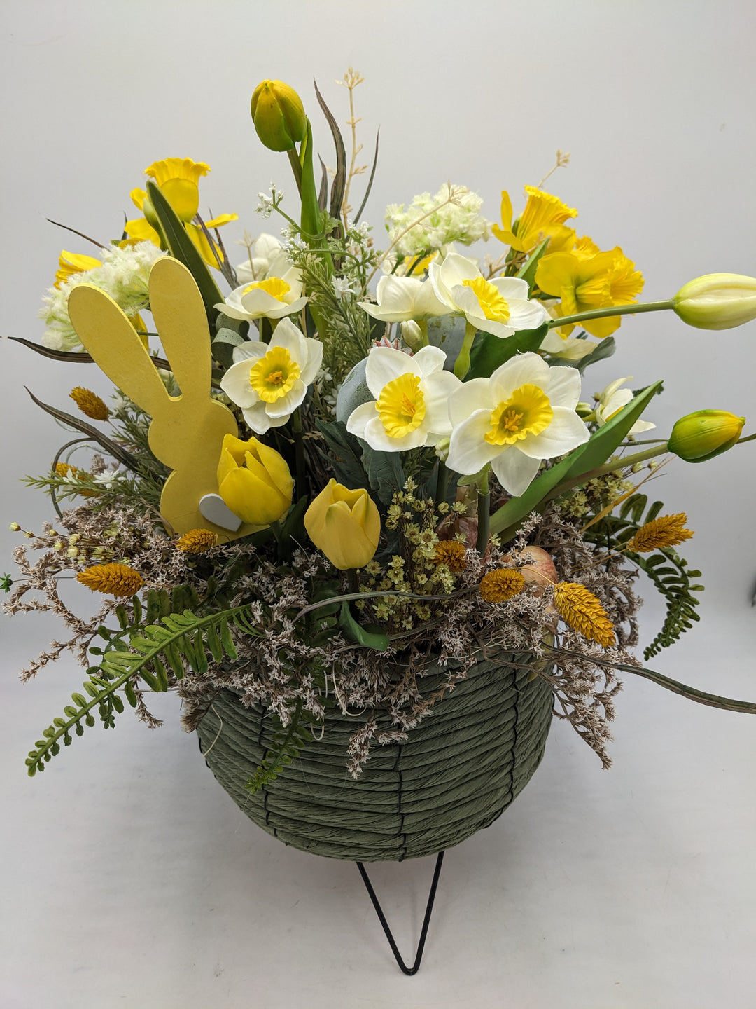 Ostergesteck Frühlingsgesteck Narzissen Tulpen gelb