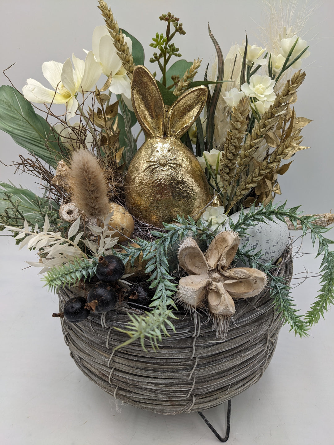 Ostergesteck Frühlingsgesteck Hase Gräser gold creme