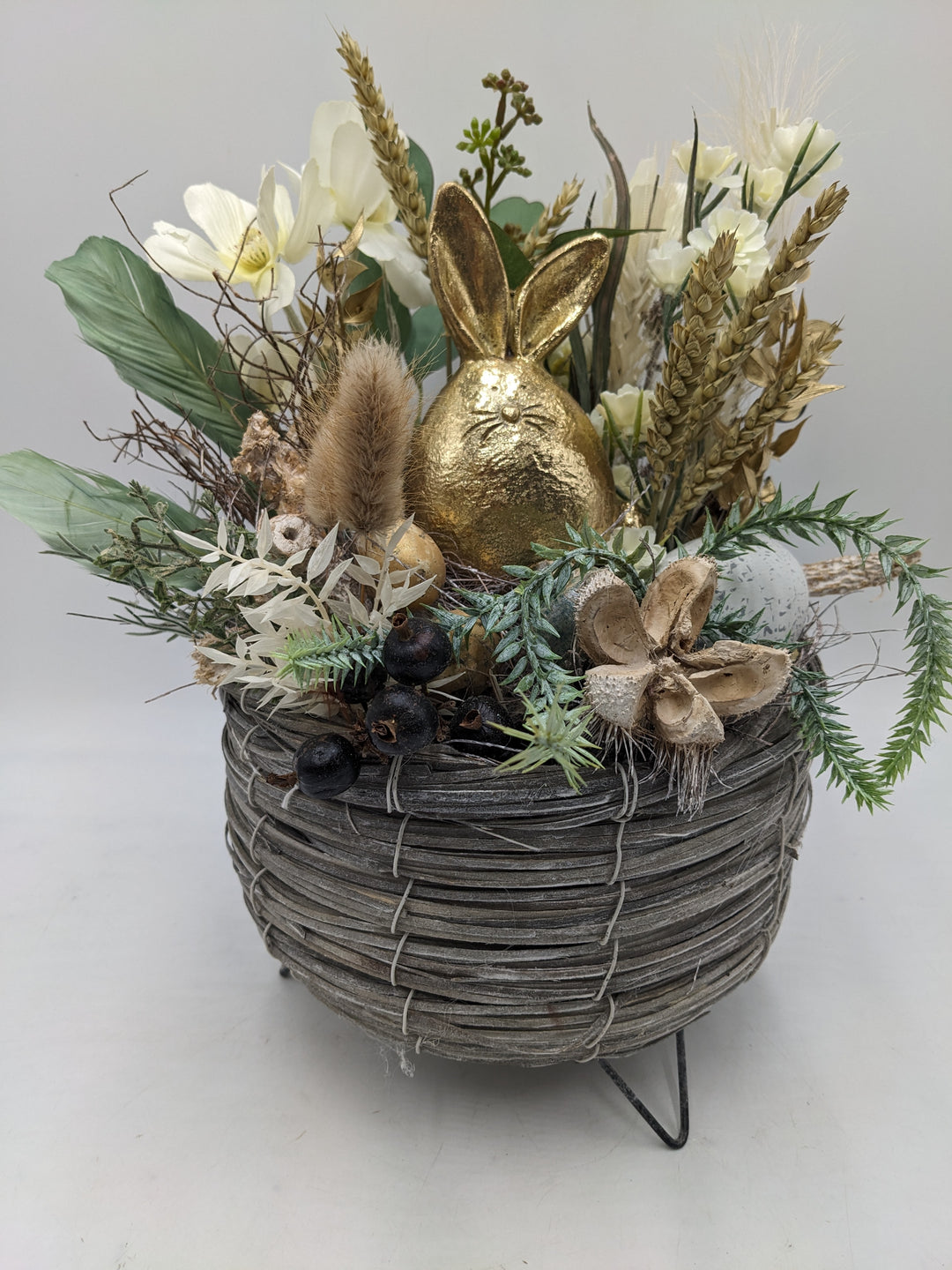 Ostergesteck Frühlingsgesteck Hase Gräser gold creme