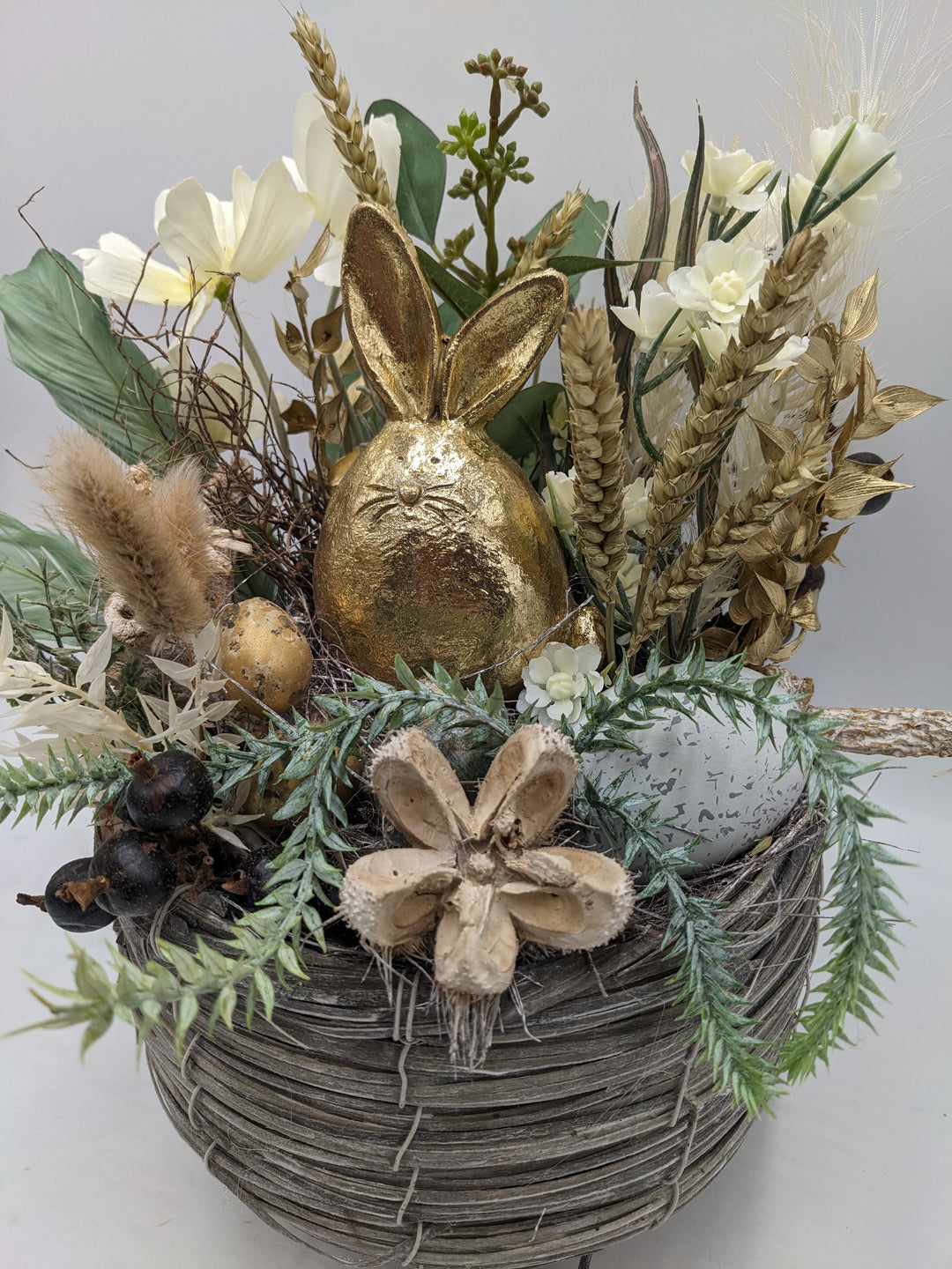 Ostergesteck Frühlingsgesteck Hase Gräser gold creme