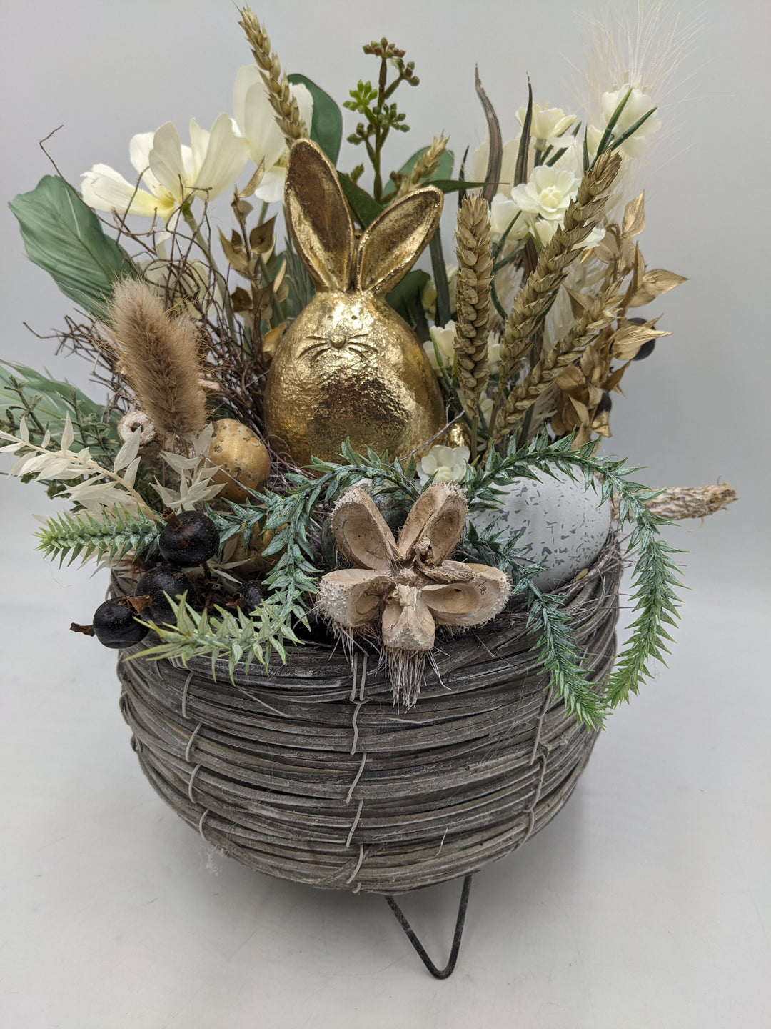 Ostergesteck Frühlingsgesteck Hase Gräser gold creme