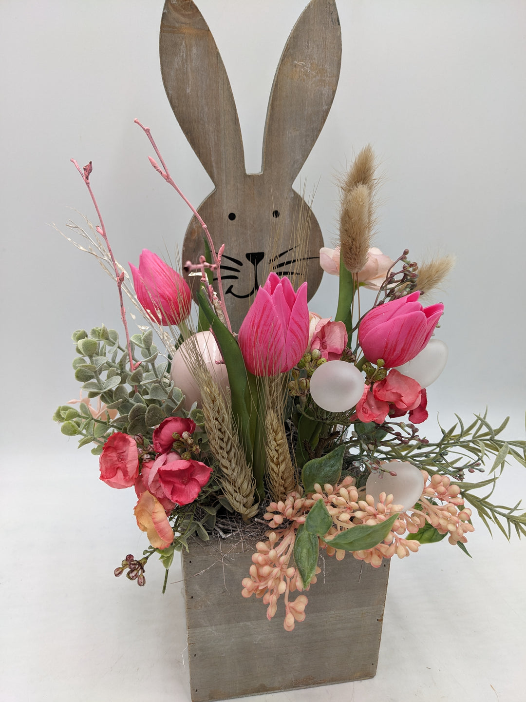 Ostergesteck Frühlingsgesteck Tulpen Gräser Eier rosa