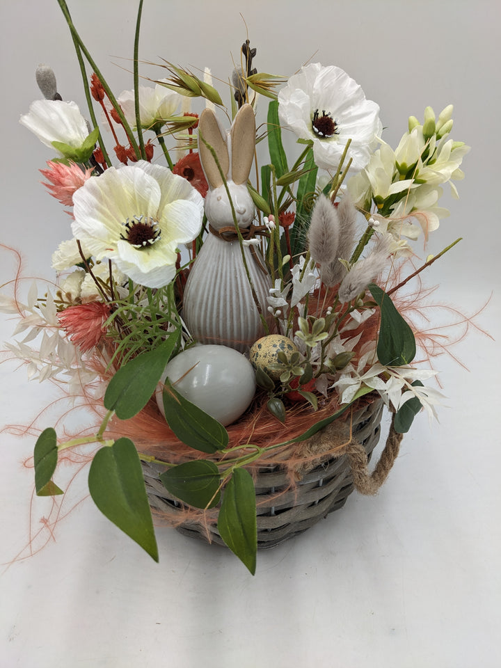 Ostergesteck Frühlingsgesteck Hase gräser weiss apricote