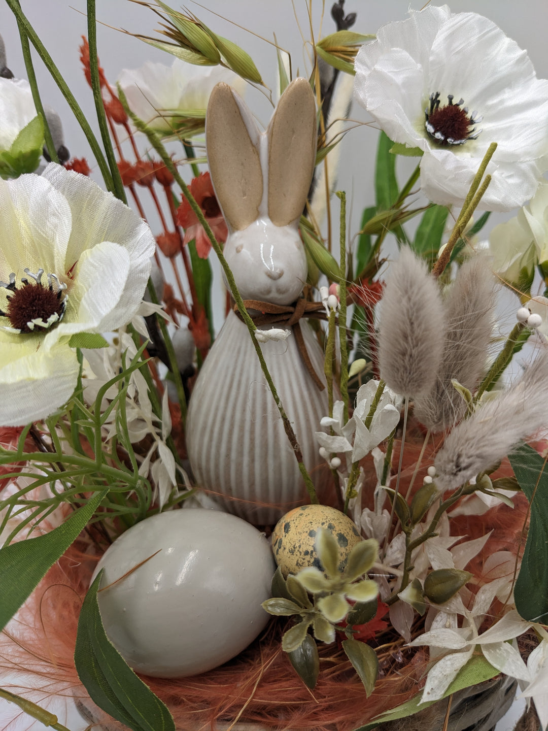 Ostergesteck Frühlingsgesteck Hase gräser weiss apricote