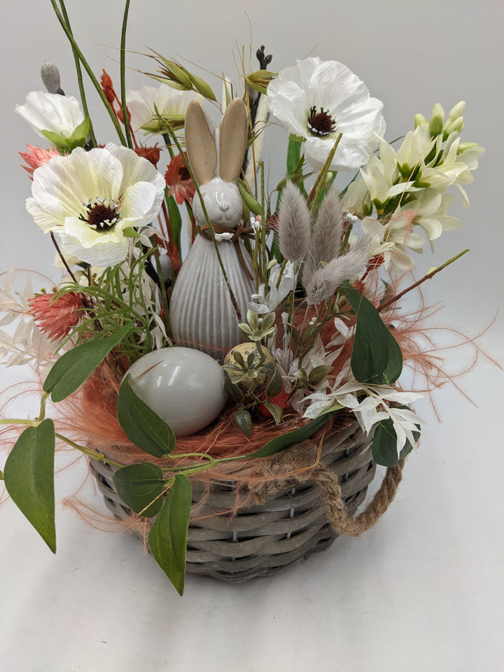 Ostergesteck Frühlingsgesteck Hase gräser weiss apricote