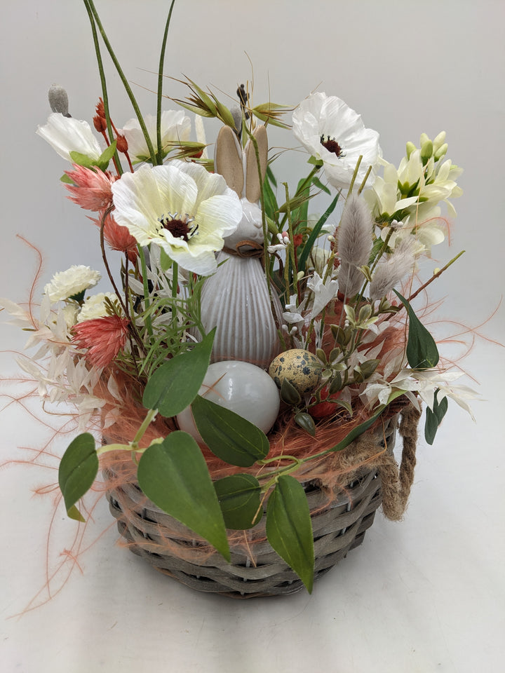 Ostergesteck Frühlingsgesteck Hase gräser weiss apricote