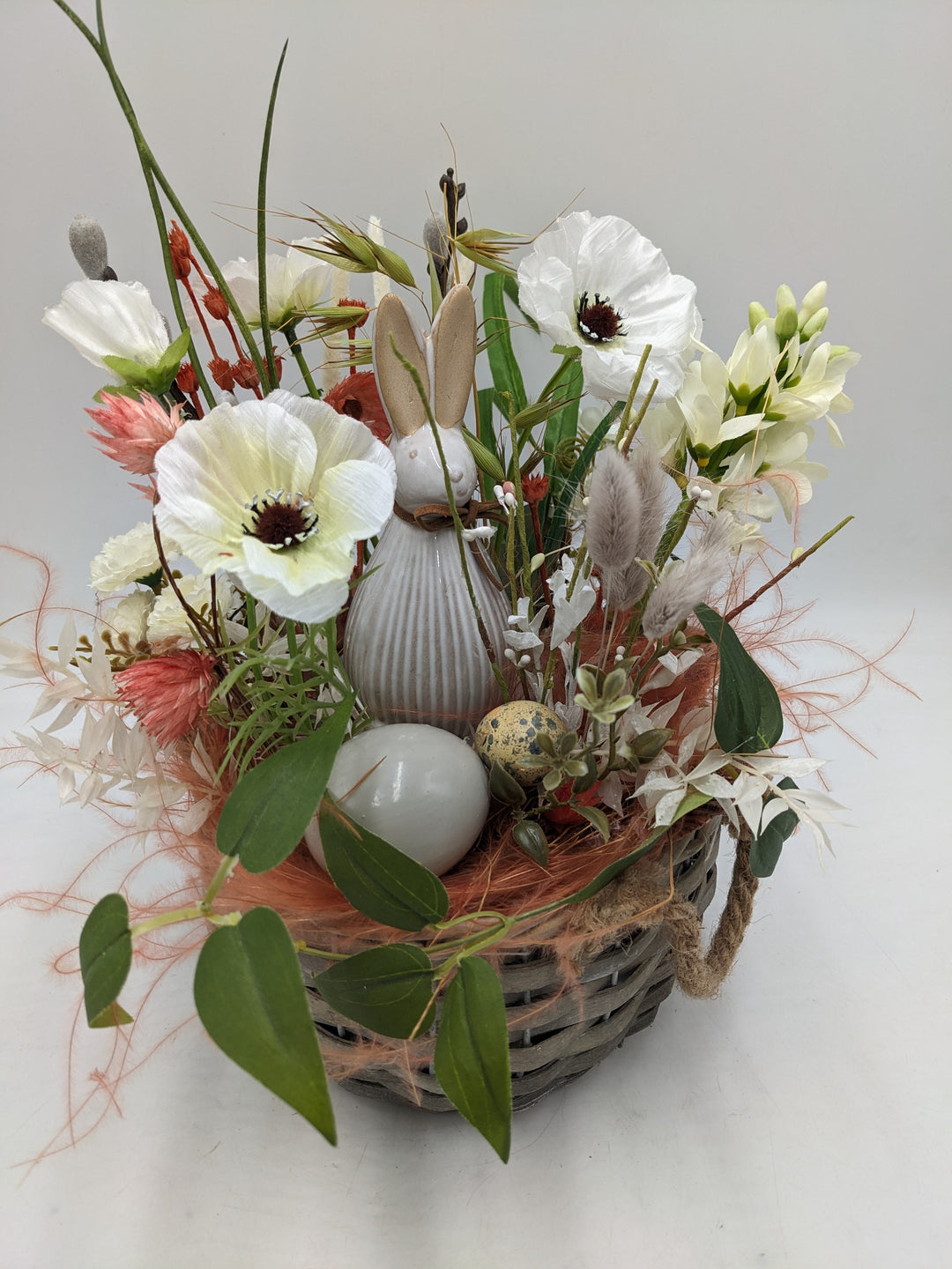 Ostergesteck Frühlingsgesteck Hase gräser weiss apricote