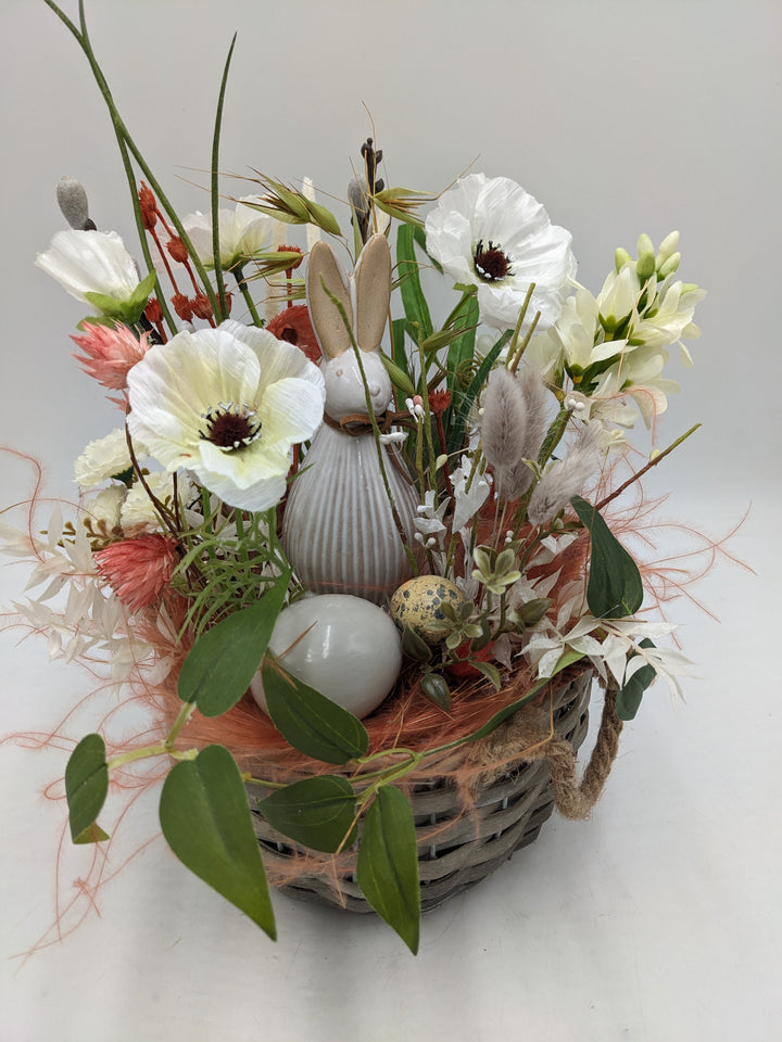 Ostergesteck Frühlingsgesteck Hase gräser weiss apricote