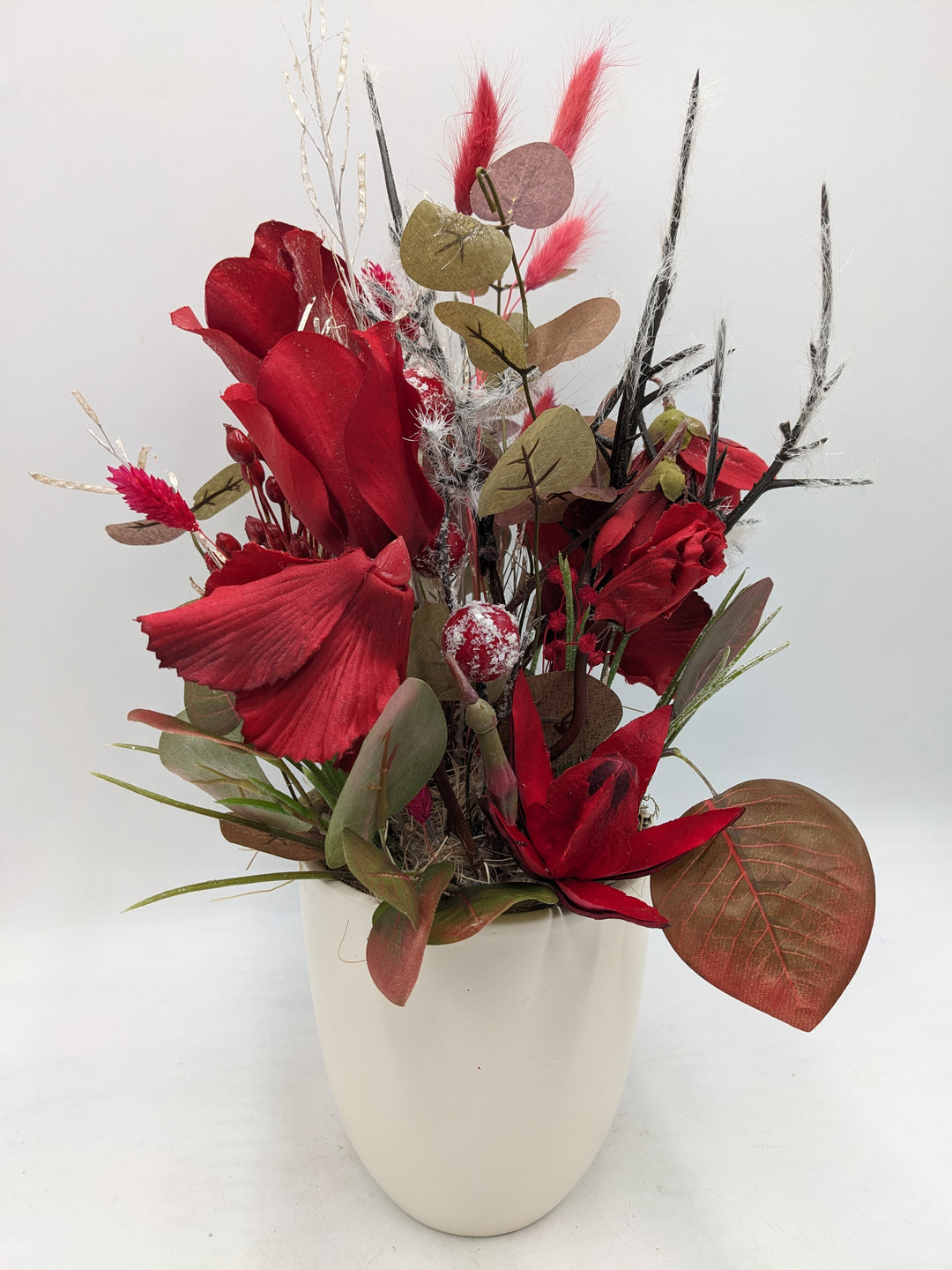 Wintergesteck Alpenveilchen Gräser geeist rot