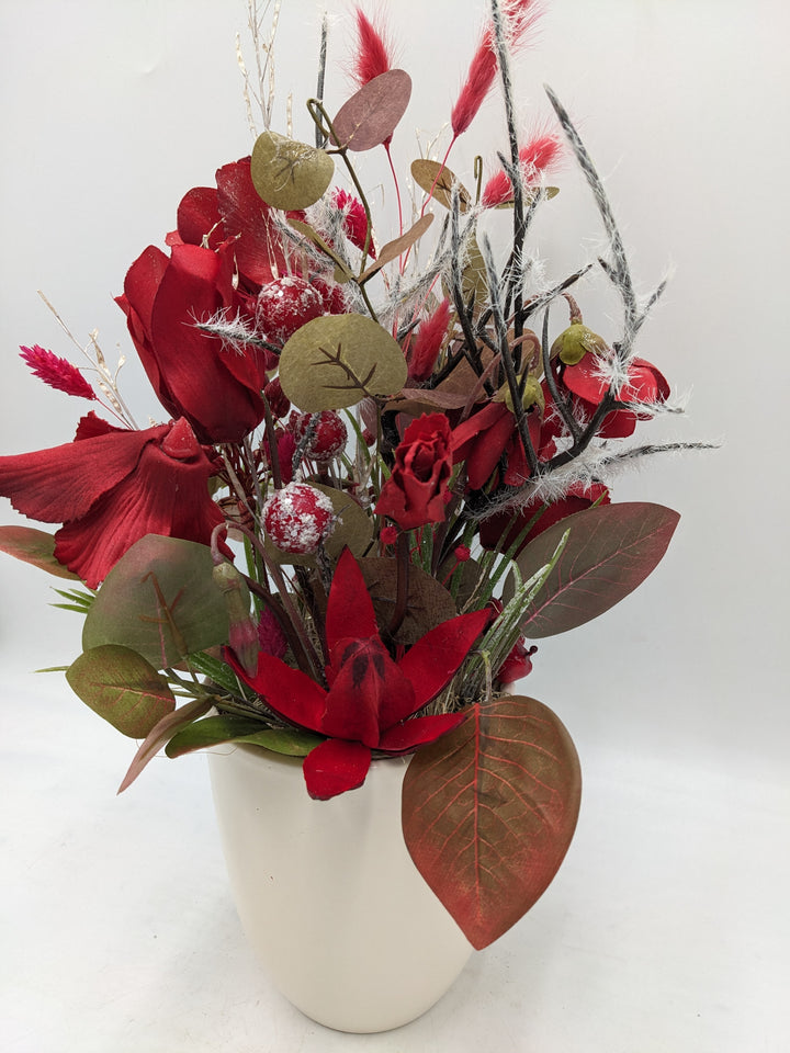 Wintergesteck Alpenveilchen Gräser geeist rot