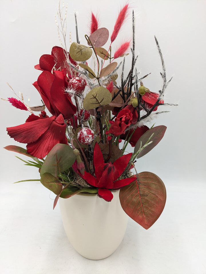 Wintergesteck Alpenveilchen Gräser geeist rot