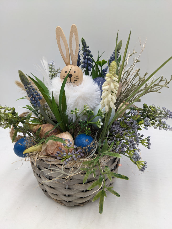 Ostergesteck Frühlingsgesteck Gräser Hase Hyazinthen blau weiss