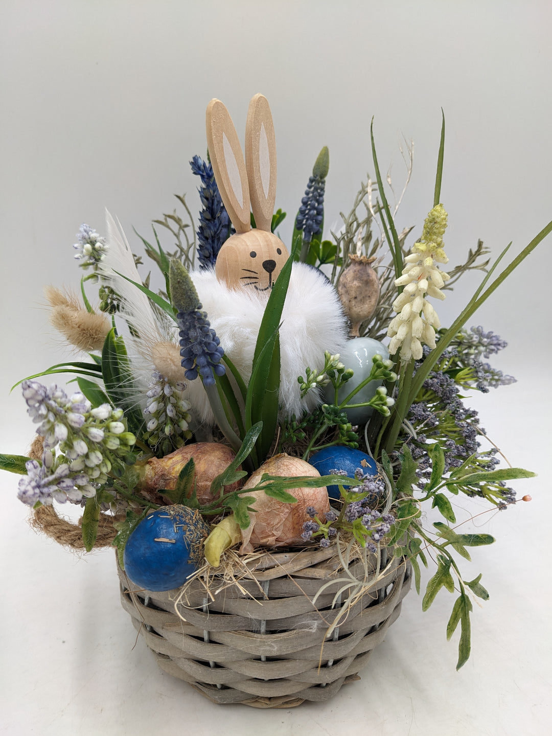 Ostergesteck Frühlingsgesteck Gräser Hase Hyazinthen blau weiss